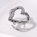 Anello a cuore argento regolabile con trama martellata e design aperto in acciaio inox - Stile Cuore Martellato Argento (JR306)