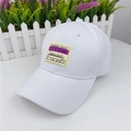 Détail d'une casquette de baseball en coton blanc avec un écusson de carte d'embarquement - M (56-58 cm) Réglable / Blanc