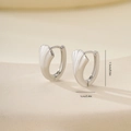 Detailed view of silver minimalist earring with shell-like texture and 1.5cm height - Shell Texture Earring Clip / Platinum (P31514bkb)