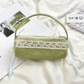 Dettaglio dell'astuccio in velluto a coste verde con pizzo e nastri blu decorativi - verde chiaro