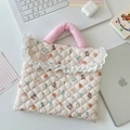 Gewatteerde laptoptas met beerprint, roze handvatten en kant voor 11-inch laptops en tablets - Slaap Lekker Beer
