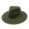 Dettaglio cappello in feltro verde scuro con cintura nera e catena decorativa dorata - Verde Militare