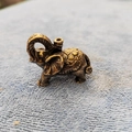 Vintage messing olifant wierookhouder met opwaartse slurf en reliëf versieringen - Grote Olifant Houder