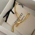 Minimalistische goldene Wellen-Ohrhänger aus 925er Silber in einer weißen Schmuck-Geschenkbox - Lange Wellenohrringe / Gold