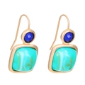 Boucles d'oreilles dorées avec pierre turquoise carrée et cristal bleu sur fond blanc - Colorblock Géométrique KC Or (9813)