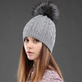 Gorro de invierno gris de punto trenzado para mujer con pompón negro grande y suave - Gris + Pompón Gris