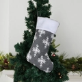 Calza di Natale grigia con fiocchi di neve bianchi e bordo in morbido peluche per decorazione - Calza Grigia con Fiocchi di Neve