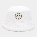 Gros plan sur un bob en peluche blanche avec un patch brodé smiley scintillant - M (56-58cm) / Blanc