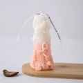 Artistic Roman column candle with floral relief and pink gradient in a wooden tray - Wave 2 (Pink)