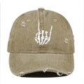 Detalle del bordado de mano de esqueleto rock en gorra caqui de estilo usado - Caqui
