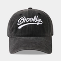 Détail de la broderie blanche Brooklyn sur une casquette de baseball noire en coton - Réglable / Noir