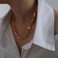 Minimalistische 18K vergulde Cubaanse schakelketting op model nek detailopname - Halsketting-45cm / Goud