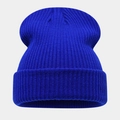 Gros plan détaillé de la texture côtelée verticale du bonnet en maille bleu roi - 223# Bleu Ciel