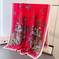 Macro-opname van rode zijden sjaal met bloemen-vlinderpatroon en witte randafwerking - 180*80cm / Rood (XD30-3)