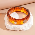 Detalle de brazalete de resina ámbar con adornos de conchas doradas y perlas finas - Estilo Ancho Decorado Con Conchas y Perlas / Ámbar
