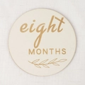Lot de cartes étapes bébé en bois rond avec gravure huit mois sur un tissu blanc - Huit Mois (eight MONTHS) / Pièce Unique