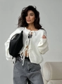 Détail du cardigan blanc avec mailles rayées verticales et fermeture par nœuds à l'avant - S / Blanc