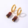 Créoles dorées élégantes avec trois perles brunes, longueur 3,5cm et largeur 0,5cm - Rouge - Trois Perles