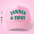 Λεπτομέρεια ροζ καπέλου trucker με τύπωμα TANNED & TIPSY και ρυθμιζόμενο δίχτυ στο πίσω μέρος - Ένα μέγεθος / Όλο Ροζ