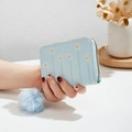 Mini portefeuille en similicuir bleu clair avec marguerite brodée et pompon doux - Bleu