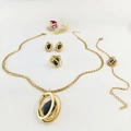 Primo piano di un set di gioielli dorati con pietre ovali nere con collana ed orecchini - Set di Collana Orecchini e Anello in Pietra Occhio di Gatto Nero (3 Pezzi)