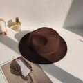 Classic dark brown felt fedora hat with wide straight brim for autumn and winter fashion - M (56-58cm) / Coffee