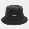 Dettaglio ravvicinato di un cappello da pescatore in denim lavato con ricamo a squalo e occhielli - Taglia unica / Nero