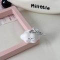 Close-up van de witte 3D wolk sleutelhanger met glimlach en roze wangetjes - Wolk met open ogen