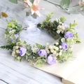 Handgefertigter Braut Blumenkranz mit lila Rosen, Schleierkraut und weißem Organza-Band - Lila-Weiße-Rosen-Kombination