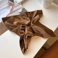 Glanzende bronzen satijnen scrunchie met handgemaakt label en elegante vintage look - Oversized / Bruin
