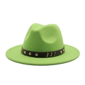 Dettaglio del cappello fedora in lana verde con cinturino in pelle e borchie oro - M (56-58cm) / Verde mela