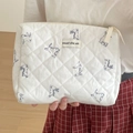 Gesteppte weiße Kosmetiktasche mit blauem Hasenprint und weicher, wattierter Baumwolle - Gesteppte Kaninchen Clutch Tasche