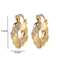 Detalle de pendientes de aro dorados retorcidos con circonitas y altura de 2,2 cm - Estilo Aro Torcido de Lujo (I1)