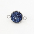 Detailopname van een ronde roestvrijstalen connector met blauwe glinsterende hars - Zeeblauwe Glinsterende Stijl (30) / 12mm