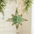 Mintgrüner und goldener glitzernder 3D-Stern Weihnachtsschmuck an einem Kiefernzweig - Explosionsstern