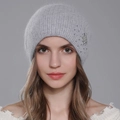 Gorro de punto de angora gris claro con copo de nieve de strass para el calor invernal - Gris