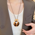 Détail du collier vintage en résine avec pendentif en bois jaune sur une veste de mannequin - 64# Collier-Jaune