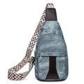 Sac de poitrine en toile lavée gris-bleu avec sangle bohème et détails en cuir - Bleu