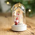 Dôme de Noël en verre avec gnome Père Noël et texte XMAS sur socle en bois blanc - Style Maison Escalier Père Noël Blanc