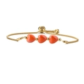 Verstellbares goldenes Armband mit drei orangen Keramik-Herzen auf weißem Hintergrund - Orange