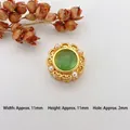 Detail einer 11mm Goldperle mit grünem Katzenaugenstein und Perlen für DIY-Schmuck - Stil 1