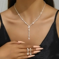 Elegante set collana a Y e orecchini a goccia argentati con strass scintillanti su modella - Collana a Y + Orecchini pendenti / Stile 748 Bianco (Set da 2 pezzi)