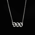 Gros plan détaillé du pendentif chiffre angélique 999 en argent sur chaîne en acier - 999(XT999S)