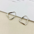 Minimalistische silberne geometrische Dreieck Ohrringe mit polierter Spiegeloberfläche - 15# Silber E371 (Silberne geometrische Dreiecks-Creolen)