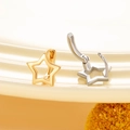 Minimalistische hohle Stern-Ohrringe in Gold und Silber auf strukturierter Oberfläche - Gold