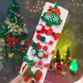 Nahaufnahme von 6 festlichen Weihnachts-Haarspangen mit Bäumen und Schleifen auf Karte - 9# Schneeflocken Weihnachtsbaum 10er Set