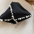 Detalle de diadema de satén negro con grandes perlas blancas y tachuelas plateadas finas - Negro
