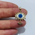 Detailansicht des goldenen Evil Eye Anhängers mit blauem Stein und kleinem Engel-Anhänger - Gold 7-Engel Böser Blick Anhänger