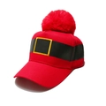 Dettaglio del cappellino natalizio rosso con pompon di peluche e ricamo cintura dorata - M (56-58cm) / Pompon Rosso