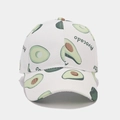 Dettaglio del cappellino da baseball in tela bianca con stampa avocado e testo - Stile Avocado Bianco